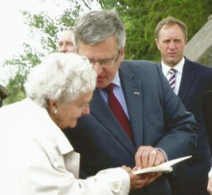 Staatspräsident Komomorowski und seine Mutter Jadwiga  beim Betrachten des Gästebuches.