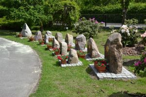 Übersicht der Gedenksteine vor der Oberförsterei